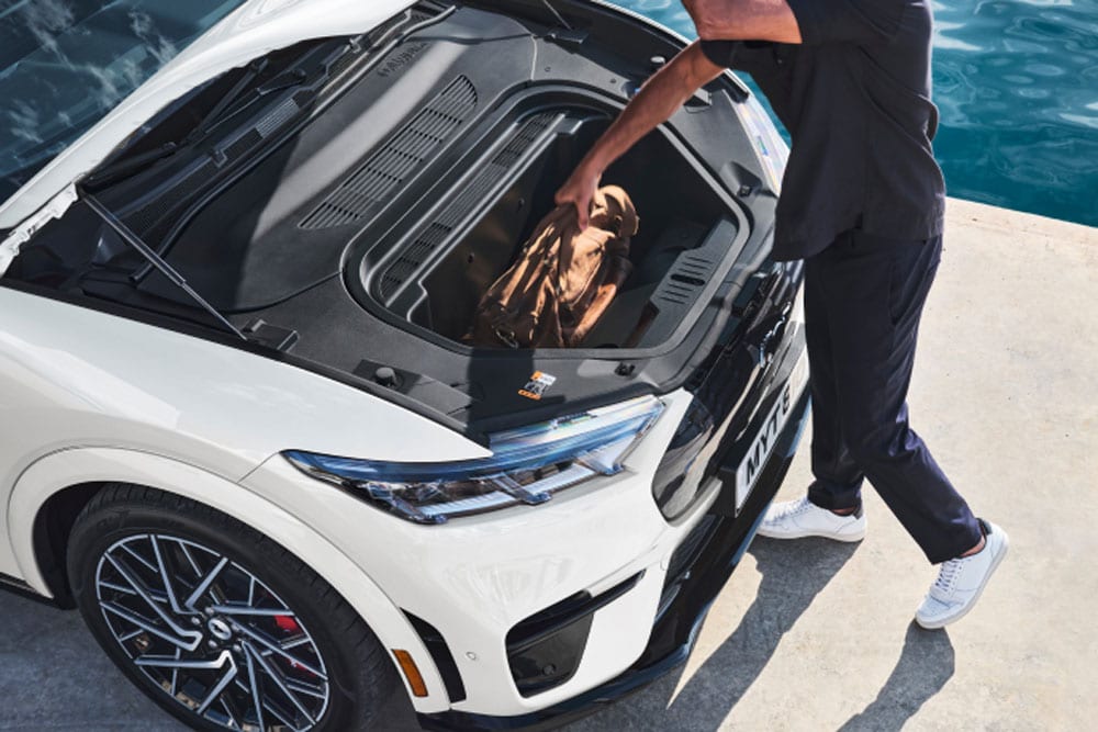 ford hybrid_electric eu Column_Card_D08_MachE_GT 3x2 1000x667 front boot white mach e