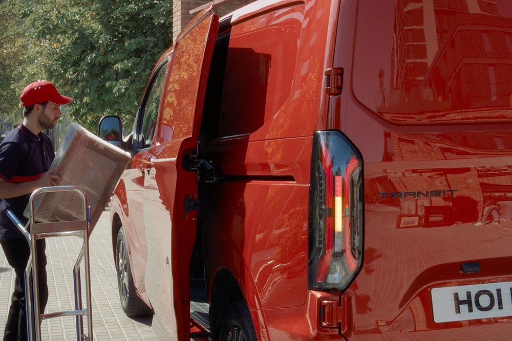 ford e_transit_custom eu Column_Card_Deliver_Smart_film_0031 3x2 1000x667 side door open loadspace