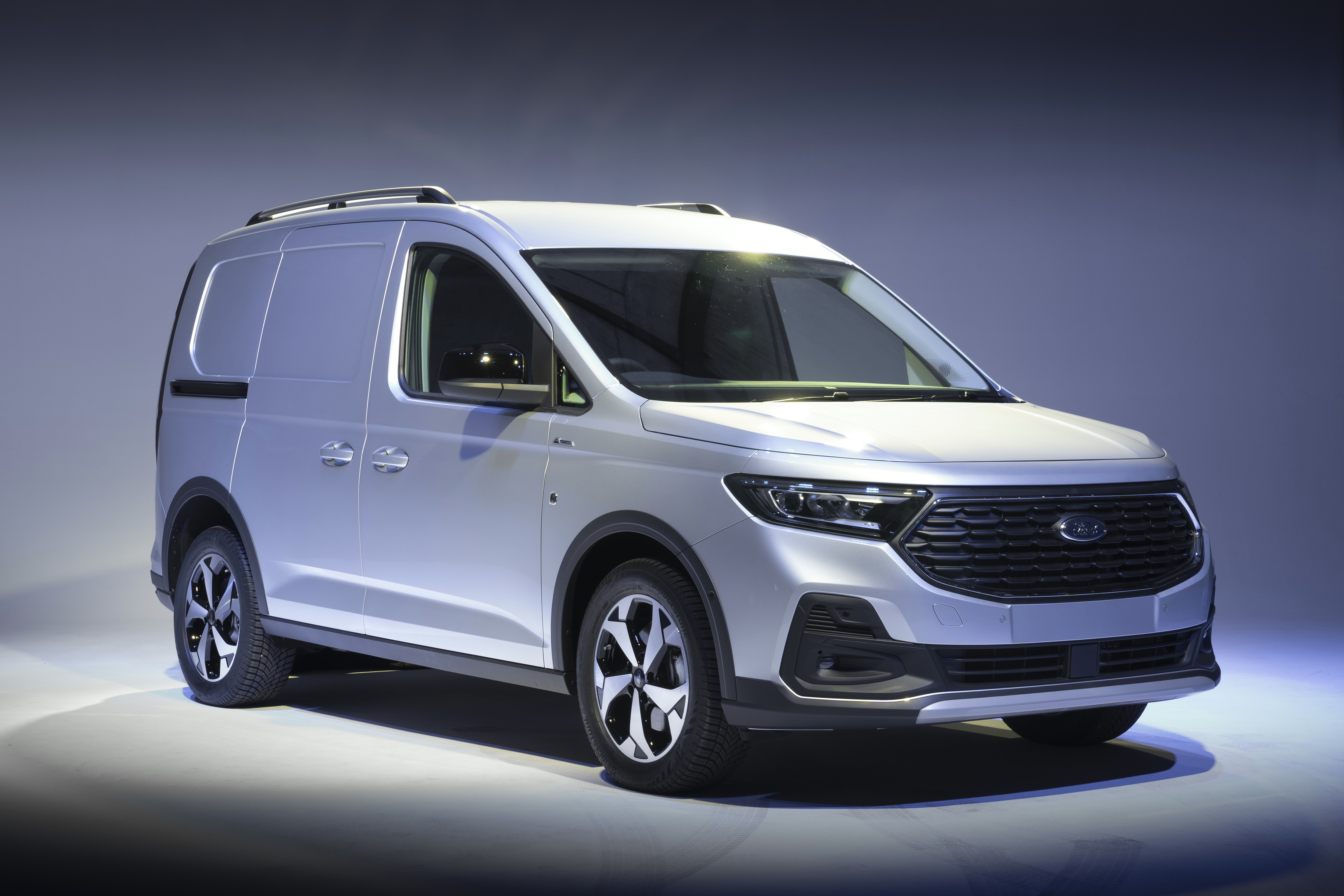 TRANSIT_CONNECT_PHEV_SWB_ACTIVE_STUDIO_01