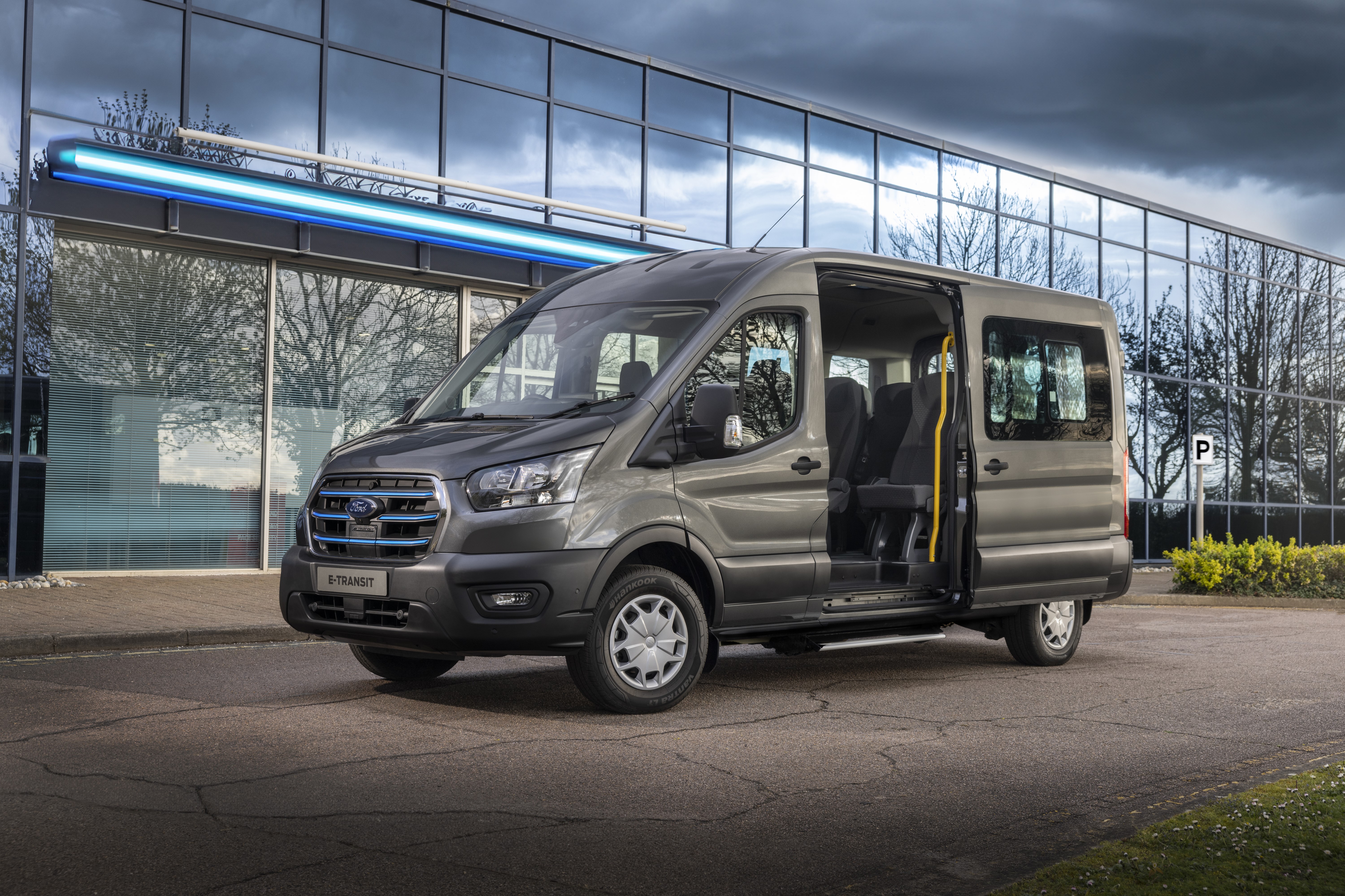 2024Ford_E Transit Minibus_2